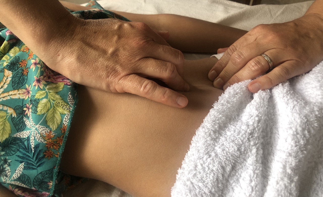 Séance de massage du ventre Chi Nei Tsang au cabinet de Marcy l'Étoile.