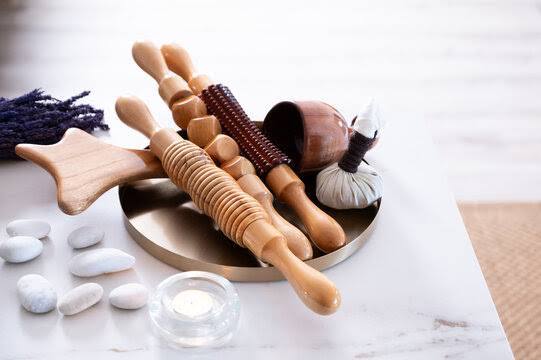 Soin de madérothérapie avec outils en bois traditionnels dans l'Ouest Lyonnais.