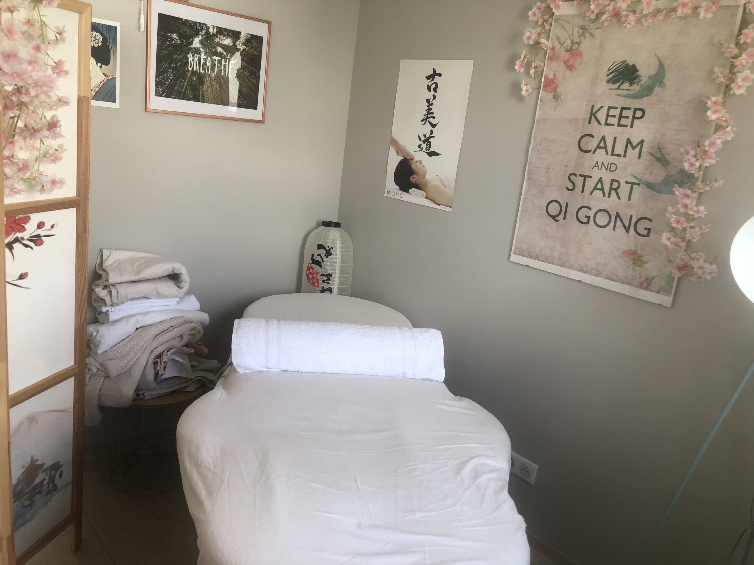 Salle de massage bien etre et seance de qi gong holistique cabinet Cyrielle DUCOURTIOUXMarcy l'Etoile